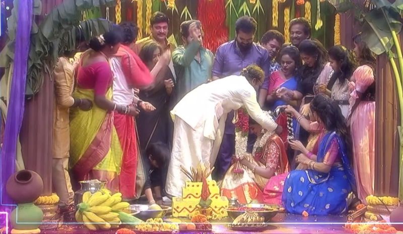 తీరా చూస్తే అది ఓ ప్రోగ్రాం ప్రమోషన్ కోసం వర్ష ఆడిన చీటింగ్ డ్రామా అని తెలిసింది. జులై 4వ తేదీన తన పెళ్ళికి సంబంధించిన వివరాలు బయటపెడతాను అని వర్ష తెలిపారు. నిజానికి అదే రోజు ఓ ఛానెల్ లో శ్రీదేవి డ్రామా కంపెనీ ప్రసారం కానుంది.