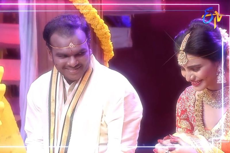 ఇప్పటికే `జబర్దస్త్` షోలో అనేక సార్లు సుధీర్కి, రష్మీకి పెళ్లి స్కిట్లు ప్రదర్శించారు. వీరితోపాటు ఇతర కంటెస్టెంట్లకి కూడా మ్యారేజ్లు చేశారు. ఇటీవల ఇమ్మాన్యుయెల్, వర్షల చేత కూడా వేయించారు. `శ్రీదేవి డ్రామా కంపెనీ`లో ఈ ఇద్దరి మధ్య మ్యారేజ్ స్కిట్ బాగా ఆదరణ పొందింది.