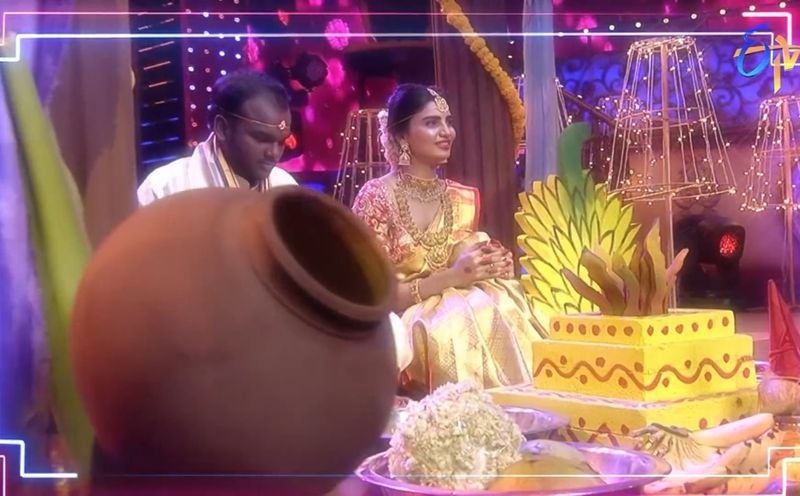 ఇక ఉత్తిత్తి పెళ్లిళ్లు ఎక్కువై పోయాయి. దాదాపు రెండు సార్లు రష్మీ, సుధీర్ ల వివాహం జరిగింది. అలాగే సీరియల్ నటులు నవ్య స్వామి, రవి కృష్ణకు ఇలాగే పెళ్లి చేశారు. ఈసారి వర్ష, ఇమ్మానియేల్ ని పెళ్లి మండపం ఎక్కించారు నిర్వాహకులు.
