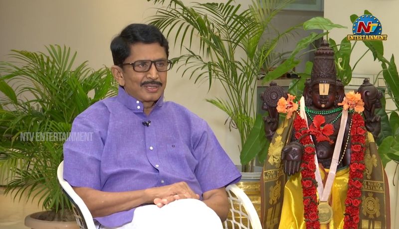 ఎంపీగా ఉన్న రోజుల్లో అక్రమంగా ఇసుక అమ్ముకొని కోట్లు గడించానని ఆరోపణలు చేశారు. 'నా కొడక్కల్లారా చివరికి నా ఇంటికి అవసరమైన ఇసుకను కూడా మార్కెట్ లో కొన్నాను' అని సమాధానం చెప్పానని మురళీమోహన్ ఫైర్ అయ్యారు.