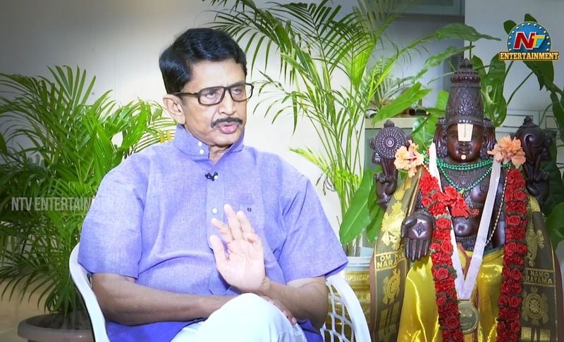 మురళీమోహన్ సమాధానం వినిన నాగేశ్వరరావు గారు.. లేదయ్యా అరవైయేళ్లు దాటాక నడుము మెత్తబడుతుంది. నరాల వీక్ నెస్ పోయి, వాటిలో ఉత్తేజం తేవడానికి రోజూ రెండు పెగ్గులు తీసుకోవాలి.. అది కూడా మంచి ఫారిన్ బ్రాండ్ వాడాలి అన్నారట.