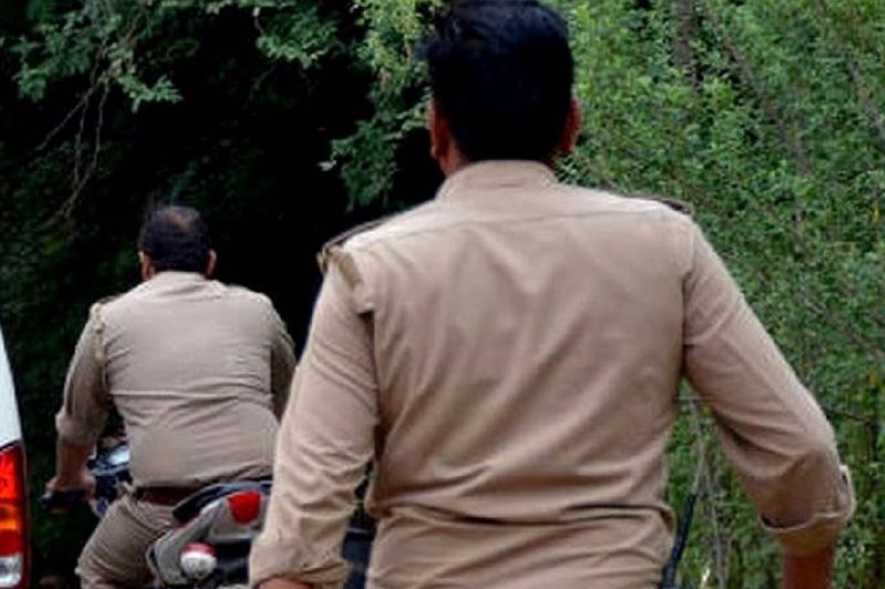 पुलिस ने कोंवर को इसी साल मार्च में गिरफ्तार किया था और उसके पास से ब्राउन शुगर की गई थी। लेकिन वह जमानत पर छूट गया था। इससे पहले उसे 2016 में एक कार चोरी के मामले में गिरफ्तार किया था। लेकिन उस वक्त भी वह भागने में कामयाब हो गया था।