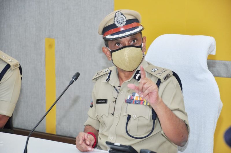 సీసీఎస్, పెనమలూరు పోలీసులు ఐదుగురితో కూడిన దండుపాళ్యం గ్యాంగ్ను అదుపులోకి తీసుకున్నట్లు సిపి తెలిపారు. నిందితులు పగలంతా ఆటో డ్రైవర్లు, పెయింటర్లు, కూరగాయల వ్యాపారులుగా పని చేస్తూ రెక్కీ నిర్వహించి... రాత్రి సమయంలో నేరాలకు పాల్పడతారని తెలిపారు.