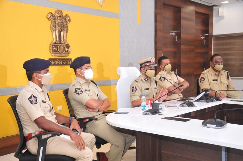 ఈ దుండగుల ముఠా పోరంకి, పెనమలూరులో నివాసం ఉంటారని సిపి తెలిపారు. సుంకర గోపీరాజు, ప్రభుకుమార్ కలిసి ఈ నేరాలకు ప్లాన్ చేశారని... మొదటి నేరం పెనమలూరులో చేశారన్నారు. కరోనా కాలం కావడంతో వీరు హత్య చేసిన వారిని త్వరగా అంత్యక్రియలు చేశారని ఆయన చెప్పారు.
