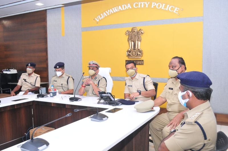 కంచికచెర్లలో ఇద్దరు వృద్ధ దంపతులను కూడా అతి కిరాతకకంగా హత్య చేశారన్నారు. ఇప్పటి దాకా ఐదు కేసుల్లో ఆరుగురిని హత్య చేసినట్లు సిపి తెలిపారు.