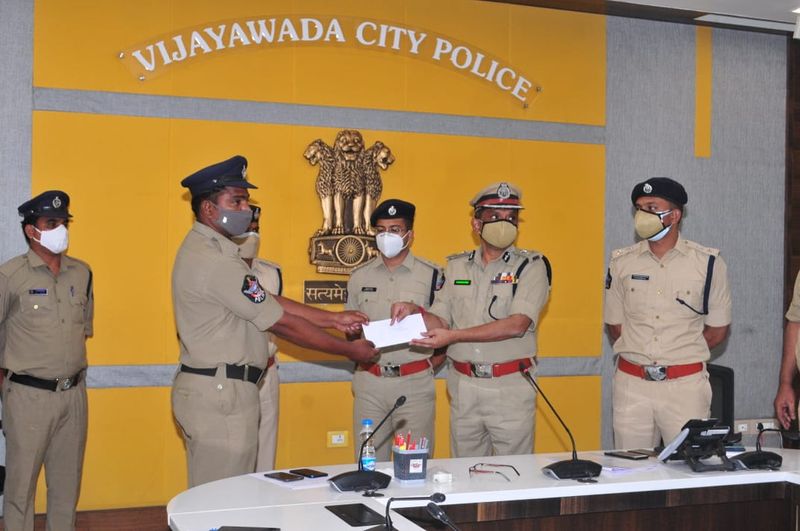 జూన్ 12న పెనమలూరులో ఏటీఎం బ్రేక్ చేసే యత్నం జరిగిందని... సీసీ కెమెరా విజువల్స్ ఆధారంగా పరిశోధన చేసి నిందితులను పట్టుకున్నామని తెలిపారు. అయితే కంచికచర్ల మర్డర్ కేసు వేలిముద్రలు, ఏటీఎం నేరం వేలిముద్రలు ఒకటే కావడంతో వీరి నేరాల చిట్టా మొత్తం బయటపడిందన్నారు.