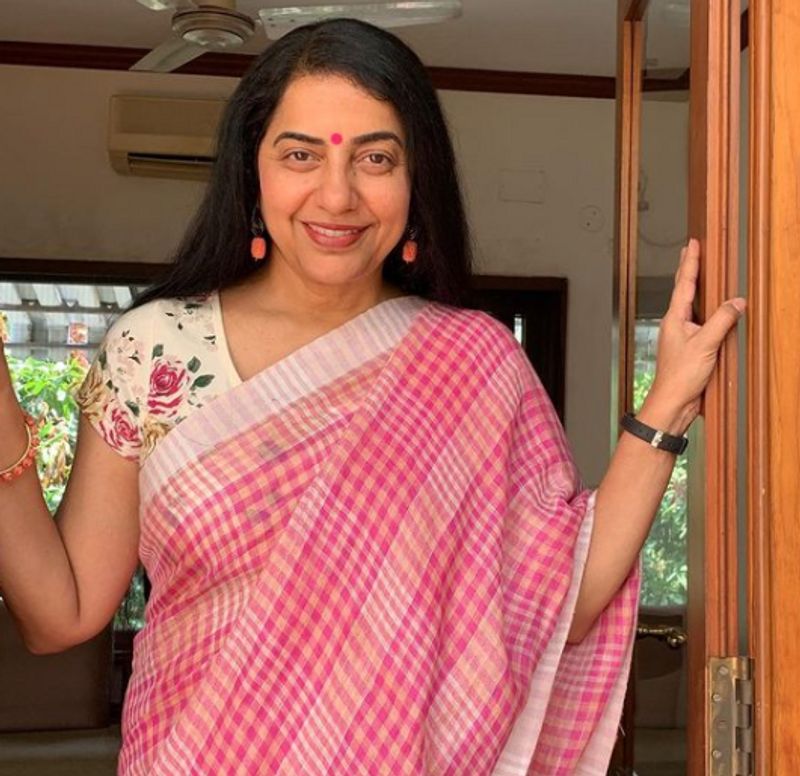 സുഹാസിനിയുടെ പുതിയ ഫോട്ടോകളാണ് ഇപോള് ചര്ച്ചയാകുന്നത്.