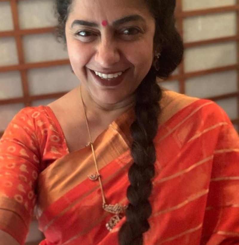 വര്ക്ക് മോഡ് എന്നാണ് സുഹാസിനി ഫോട്ടോയ്ക്ക് ക്യാപ്ഷൻ എഴുതിയിരിക്കുന്നത്.
