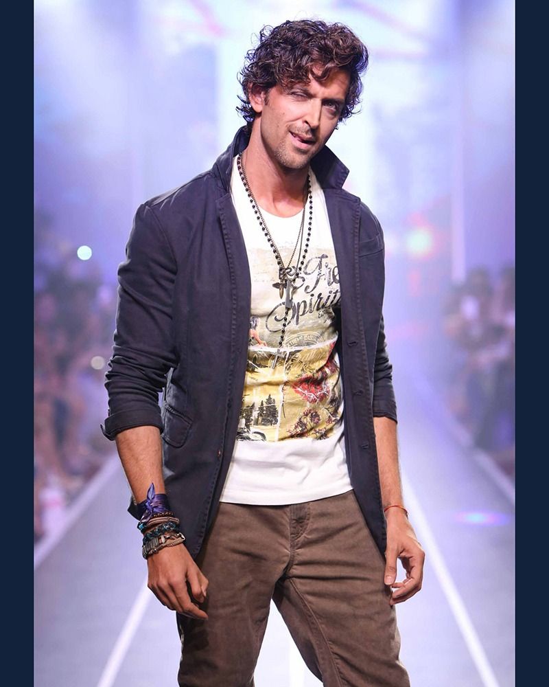 ১৯৮০ থেকে ৯০ এর দশকে হৃতিক বেশ কিছু সিনেমায় শিশু শিল্পী হিসেবে কাজ করেন। সেই সময় থেকেই তাঁর ইছে ছিল তিনি বড় হয়ে অভিনেতা হবেন। তবে তাঁর কথা বলার সমস্যার কারণে তাঁর বাবা তাকে উপদেশ দিয়েছিলেন হৃতিক যাতে ভালো করে পড়াশুনা করে অন্যকোন সেক্টরে প্রতিষ্ঠিত হন।