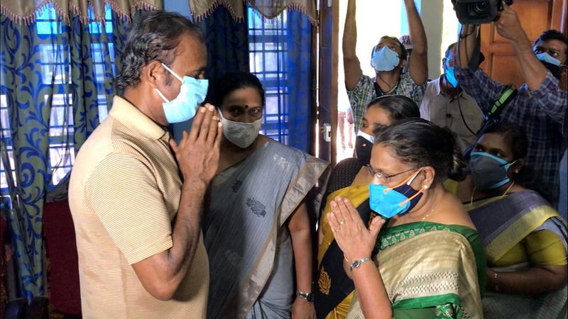 'അനുഭവിച്ചോയെന്ന് താൻ പറഞ്ഞിട്ടില്ല. അങ്ങിനെ പല വീഡിയോകളും വരും. ഇത്തരം സന്ദർഭങ്ങളിൽ അത്തരം ചോദ്യങ്ങൾ ചോദിക്കുകയല്ല വേണ്ടത്. ഞാനത് നിഷേധിക്കുന്നു. ഞങ്ങൾ മനുഷ്യരാണ്. ഞങ്ങൾ പച്ചയായ മനുഷ്യരാണ്. ഓരോ ദിവസവും കടുത്ത മാനസിക സമ്മർദ്ദത്തിന് വിധേയരായാണ് മുന്നോട്ട് പോകുന്നത്. അതിനുമാത്രം സ്ത്രീകളാണ് ഓരോ ദിവസവും വിളിക്കുന്നത്.' എന്നും അവര് പറഞ്ഞു. 