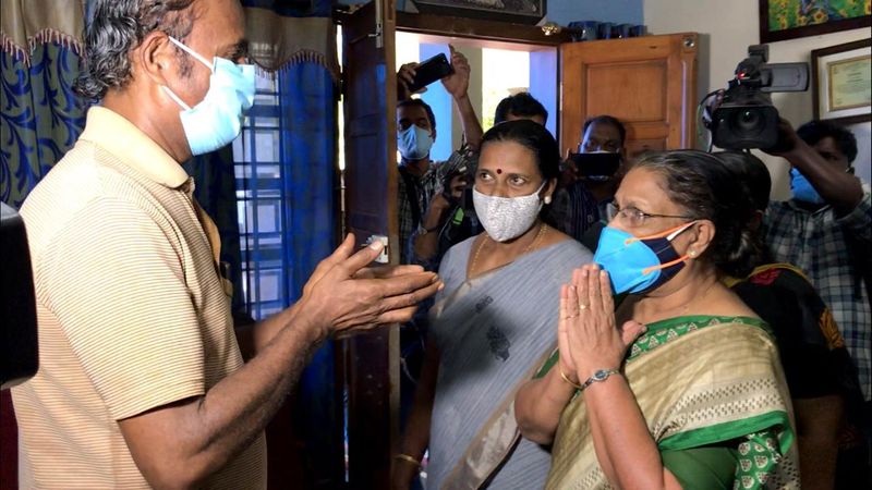 'ചില സ്ത്രീകൾ അങ്ങോട്ട് പറയുന്നത് കേൾക്കാൻ തയ്യാറാവില്ല. ഒരു സ്ത്രീക്ക് ദുരനുഭവം ഉണ്ടായാൽ ഉടൻ വനിതാ കമ്മീഷനിലേക്ക് ഓടിയെത്താനാവില്ല. അതുകൊണ്ട് പൊലീസ് സ്റ്റേഷനിൽ പരാതി കൊടുക്കാൻ പറയും. ആ പരാതിക്ക് അതിന്റെതായ ബലം ഉണ്ടാകുമെന്നും വനിതാ കമ്മീഷന് അധ്യക്ഷ പറഞ്ഞു. 