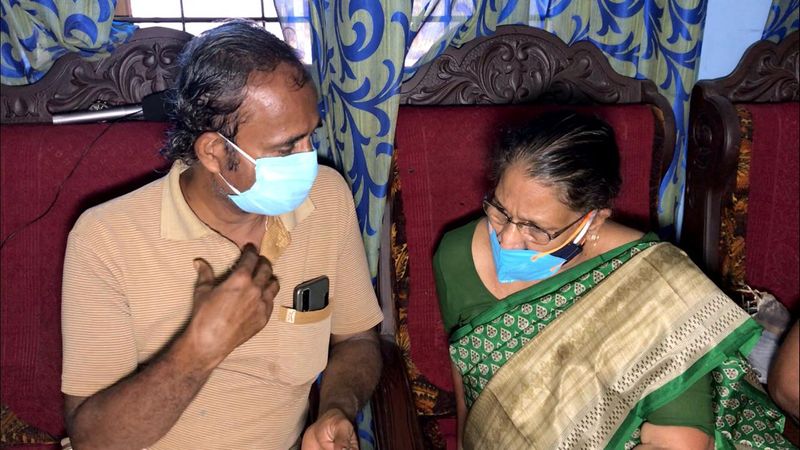 സാധാരണക്കാരാണെങ്കിലും യഥാവിധിയല്ല കാര്യങ്ങൾ കേൾക്കുന്നതും ഉൾക്കൊള്ളുന്നതും തിരിച്ച് പറയുന്നതും. ചിലപ്പോ ഉറച്ച ഭാഷയിൽ സംസാരിക്കേണ്ടി വരും.' തന്നെ വനിതാ കമ്മീഷൻ അധ്യക്ഷയായി നിയമിച്ചത് യൂത്ത് കോൺഗ്രസല്ലെന്നും ജോസഫൈൻ ഓര്മ്മിപ്പിച്ചു.