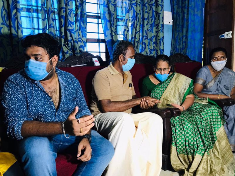 ഞാൻ തെറിയൊന്നും പറഞ്ഞിട്ടില്ല. ഞാനാ അർത്ഥത്തിലല്ല പറഞ്ഞത്. തികഞ്ഞ ആത്മാർത്ഥതയോടെ തികഞ്ഞ സത്യസന്ധതയോടെയാണ് താനത് പറഞ്ഞത്. പൊലീസിൽ പരാതി കൊടുക്കാതിരുന്നത് ശരിയായില്ലെന്നാണ് പറഞ്ഞത്. ഫോണിൽ വിളിച്ച് പറയുന്നതല്ലേ. അവരുടെ വിവരങ്ങൾ ഞങ്ങൾക്ക് അറിയില്ലല്ലോ,' എന്നും എം സി ജോസഫൈന് പറഞ്ഞു.