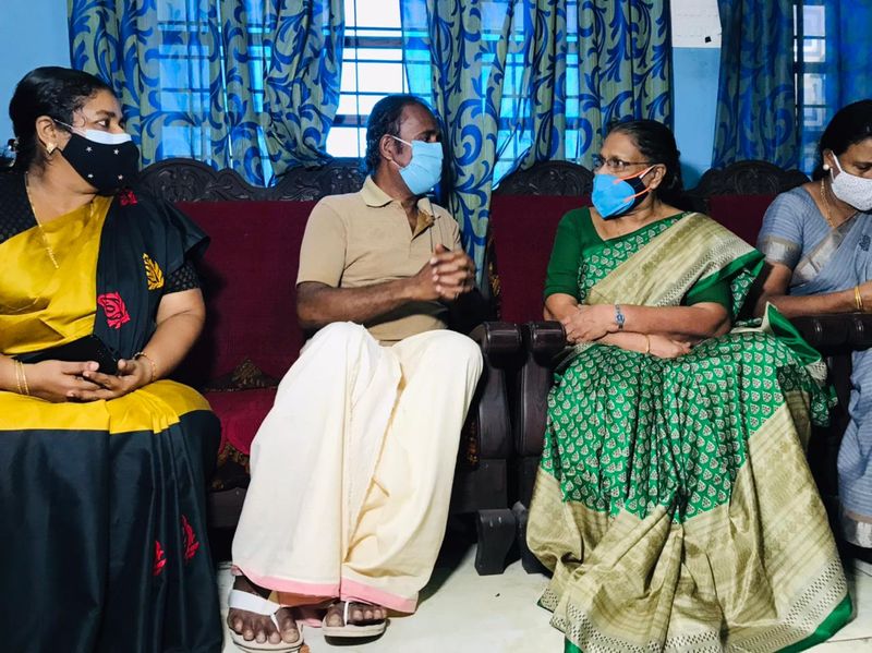 വനിതാ കമ്മീഷന് ഉള്പ്പെടെയുള്ള സംവിധാനങ്ങളെ മാത്രം കുറ്റപ്പെടുത്തി ഏതെങ്കിലും വാക്കോ, വാചകമോ അടര്ത്തിയെടുത്ത് അതിനെ മറ്റ് താത്പര്യങ്ങള്ക്ക് അനുസരിച്ച് വ്യാഖ്യാനിച്ച് മുന്നോട്ട് പോവുകയല്ല വേണ്ടതെന്നും സമൂഹമാണ് മാറേണ്ടതെന്നും എം സി ജോസഫൈന് പറഞ്ഞു.
കൊവിഡ് മഹാമാരിയുടെ രണ്ടാംവരവിന്റെ ഈ കാലത്ത്, എല്ലാവരും മാസ്ക് ധരിച്ചും സാനിറ്റൈസ് ചെയ്തും സാമൂഹ്യ അകലം പാലിച്ചും വാക്സിന് എടുത്തും പ്രതിരോധത്തിന് തയ്യാറാവണമെന്ന് ഏഷ്യാനെറ്റ് ന്യൂസ് അഭ്യര്ത്ഥിക്കുന്നു. ഒന്നിച്ച് നിന്നാല് നമുക്കീ മഹാമാരിയെ തോല്പ്പിക്കാനാവും. #BreakTheChain #ANCares #IndiaFightsCorona