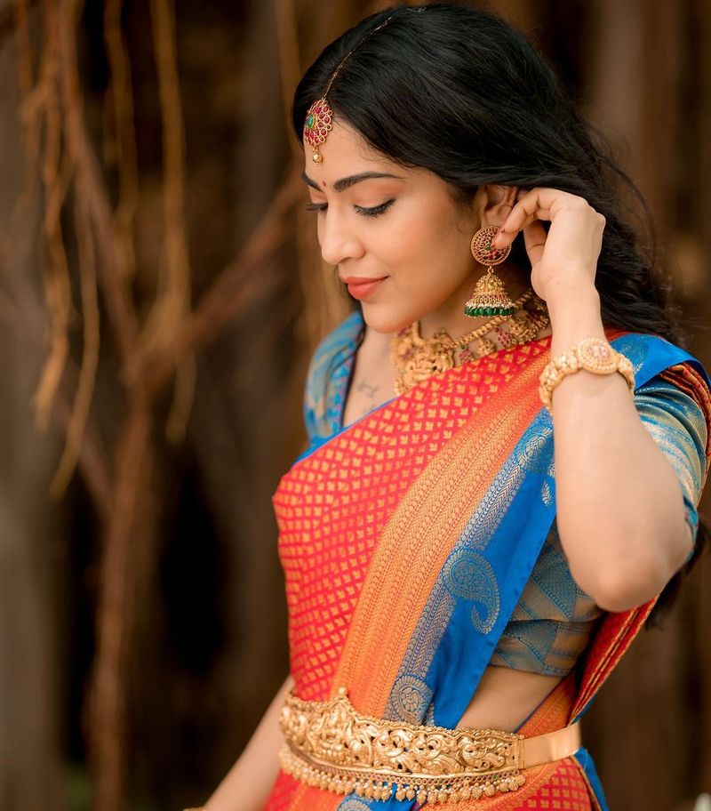 மேலும் அவ்வப்போது விதவிதமான மாடர்ன் உடையிலும், சேலையிலும் போஸ் கொடுத்து புகைப்படங்களை வெளிட்டு வருவதை வழக்கமாக வைத்துள்ள ரம்யா, தற்போது வெளியிட்டுள்ள லேட்டஸ்ட் புகைப்படங்களை நெட்டிசன்கள் ஆஹா... ஓஹோ என புகழ்ந்து தள்ளி வருகிறார்கள்.
