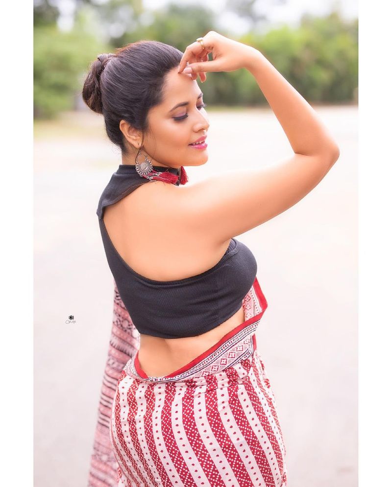అనసూయ ప్రస్తుతం `జబర్దస్త్` షోకి యాంకర్ గా చేస్తున్న విషయం తెలిసిందే. సినిమాల పరంగా అరడజనుకుపైగా సినిమాల్లో నటిస్తూ ఫుల్ బిజీగా ఉంది.