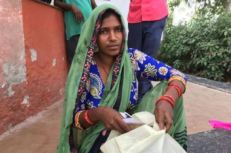 विनोद कुमार ने पुलिस को दी अपनी शिकायत में बताया 8 दिन पहले पड़ोसी की बेटी और उसकी बेटी राखी का खेलते समय झगड़ा हो गया था। मैंने दोनों बच्चों को समझा भी दिया था। सोचा बच्चे हैं ऐसा झगड़ा तो चलता रहता है। लेकिन मंगलवार को इसी रंजिश में पड़ोसी महिला ने बदला लेने के लिए 4 माह के बेटे हर्षित तेजाब पिला दिया और किसी रिश्तेदार के घर चली गई। जब हम मौके पर पहुंचे तो बेटे के मुंह से झाग निकल रहा था और फर्श पर तेजाब पड़ा था।

