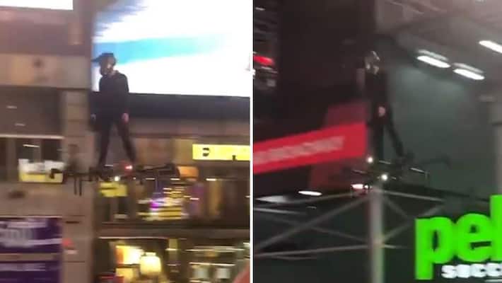 Man flies hoverboard at New York's Times Square, leaves netizens amazed-tgy Man flies hoverboard at New York's Times Square, leaves netizens amazed-tgy