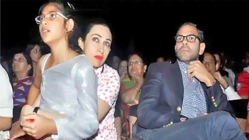 एक इंटरव्यू में करिश्मा कपूर ने खुद अपनी पर्नसल लाइफ को लेकर बात की थी। उन्होंने कहा था कि शादी के बाद उनकी जिंदगी बेहद दर्दनाक हो गई थी। उन्हें ससुरालवालों ने खूब प्रताड़ित किया और आखिरकार करिश्मा पति संजय कपूर से अलग हो गईं।
