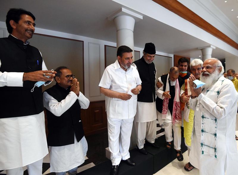জম্মু ও কাশ্মীরে, এমনকী একটি মৃত্যুও বেদনাদায়ক বলে মন্তব্য করেন প্রধানমন্ত্রী। তিনি আরও বলেন, তরুণ প্রজন্মকে রক্ষা করা, সকলের সম্মিলিত দায়িত্ব। জম্মু ও কাশ্মীরের যুবকরা সুযোগ পেলে, দেশকে প্রচুর পরিমাণে ফিরিয়ে দিতে পারে বলেও আশা প্রকাশ করেন তিনি।
