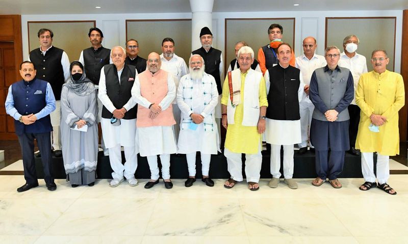 প্রধানমন্ত্রী মোদী আরও বলেন, 'দিল্লি কি দূরি' অর্থাৎ দিল্লি থেকে জম্মু-কাশ্মীরের দূরত্ব যেমন ঘোচাতে চান তিনি, তেমনই 'দিল কি দূরি' অর্থাৎ মনের দূরত্বও সরিয়ে দিতে চান তিনি।
