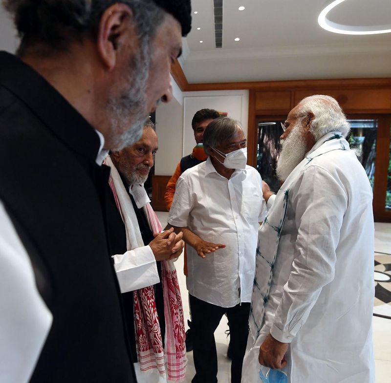 প্রধানমন্ত্রী আরও বলেন, দুর্নীতিমুক্ত প্রশাসন জনগণের মধ্যে আস্থা তৈরি করে। প্রশাসনের প্রতি মানুষের সহযোগিতা বাড়ে। জম্মু ও কাশ্মীরে আজ এটাই দেখা যাচ্ছে।

