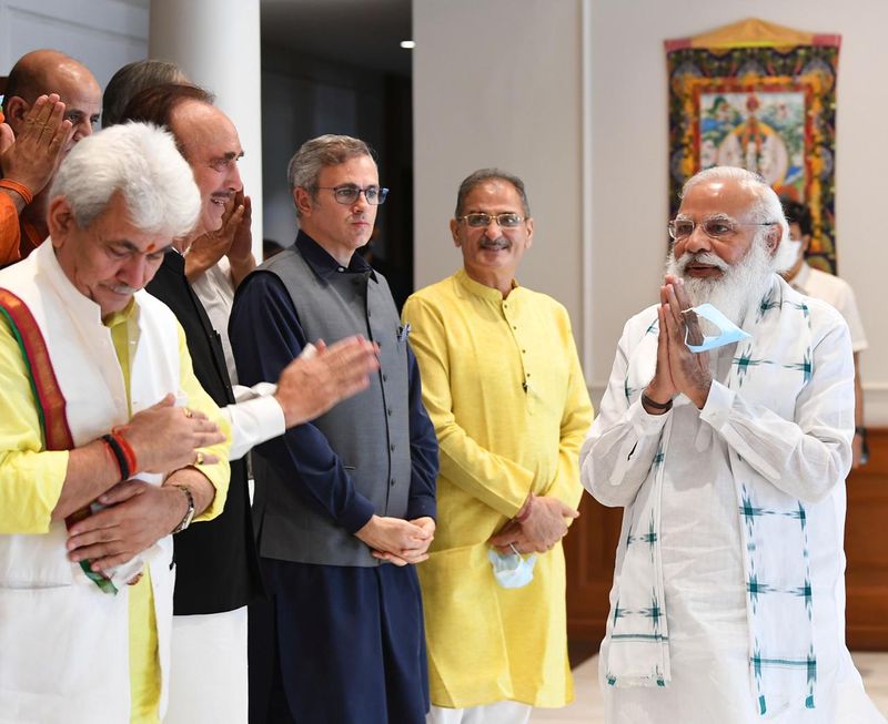 রাজনৈতিক মতভেদ থাকলেও, জম্মু ও কাশ্মীরের জনগণের উপকারের জন্য সকলকে জাতীয় স্বার্থে কাজ করার অনুরোধ করেন প্রধানমন্ত্রী। কাশ্মীরি সমাজের সকল অংশের জন্য সুরক্ষার পরিবেশ নিশ্চিত করার প্রয়োজনের উপর জোর দেন তিনি।
