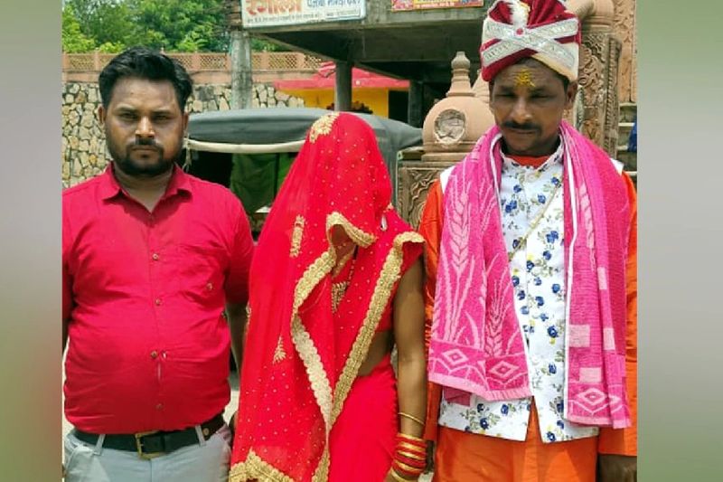 बता दें कि मोहनी गांव के रहने वाले रविराज सिंह चौहान का पास के ही दूसरे गांव की लड़की से अफेयर चल रहा था। दोनों एक दूसरे के साथ शादी करना चाह रहे थे। लेकिन लड़के के घरवालों को यह रिश्ता पसंद नहीं था। लेकिन इसके बाद भी रविराज ने परिवार वालों की मर्जी के खिलाफ जाकर एक मंदिर में शादी कर ली।
