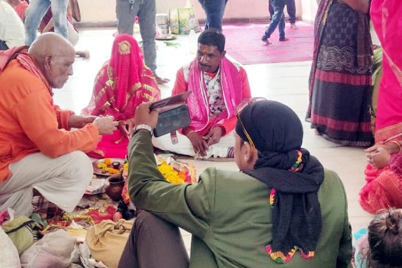 शादी के बाद दूल्हा-दुल्हन अपने घर आने लगे, लेकिन जैसे ही इस शादी की खबर दूल्हे के बड़े भाई विजय बहादूर सिंह को पता चली तो उसने दोनों को घर जाने से रोक लिया। इसके बाद दोनों के साथ गाली-गिलौज करने लगा और देखते ही देखते उसने दुल्हन के साथ मारपीट शुरू कर दी।