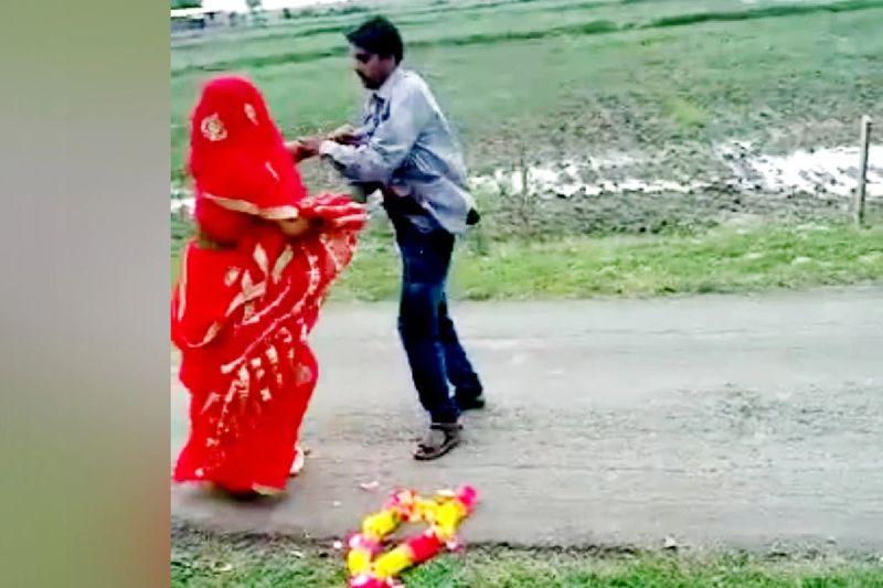 आरोपी जानवरों की तरह दुल्हन को पीट रहा था। जब राहगीरों ने उसे देखा तो वह बीच बचाब करने पहुंचे और मामला शांत कराया। बताया जाता है कि पिटाई के दौरान दूल्हा चुपचाप खड़ा होकर सब देख रहा था। लेकिन अब उसने दुल्हन के साथ थाने पहुंचकर अपने भाई के खिलाफ शिकायत दर्ज करवाई है।
