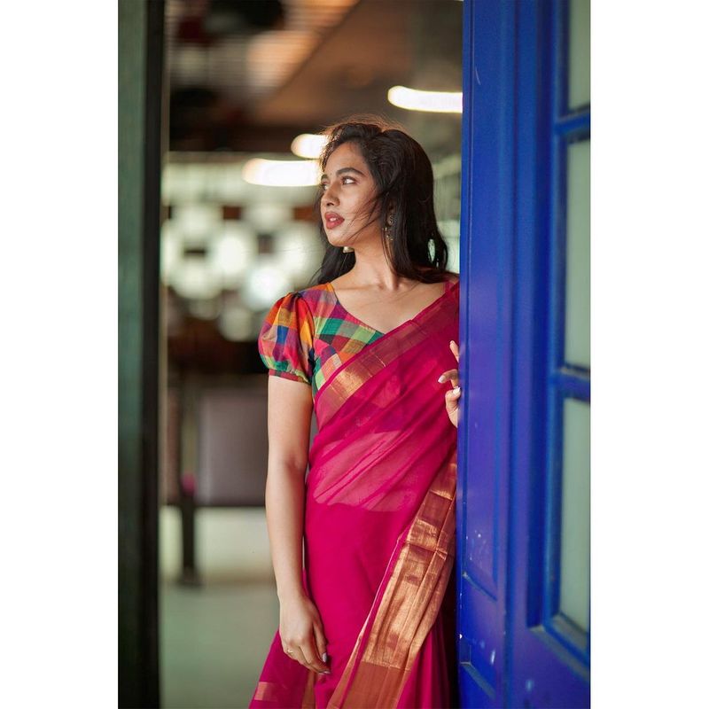 சிருஷ்டி டாங்கே என்றால் பலருக்கு நினைவில் வருவது அவரின் கன்னத்தில் விழும் குழி தான். இதற்காகவே அவருக்கு நிறைய ரசிகர்கள் உள்ளனர். யுத்தம் செய், டார்லிங், மேகா ஆகிய தமிழ் படங்களில் நடித்துள்ளார்.