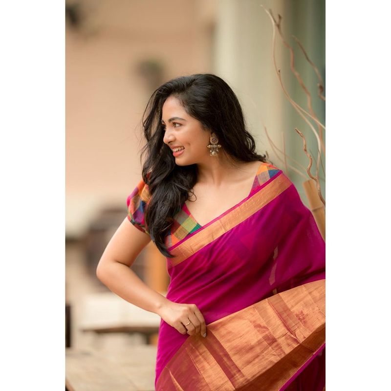 மேகாவில் பாவாடை தாவணியில் அழகு தேவையாக வந்து மனதை கவர்ந்தார். டார்லிங் மற்றும் தர்மதுரை படத்தில் கொஞ்ச நேரமே வந்தாலும் மனதை உருக வைக்கும் நடிப்பும் ரசிகர்களை சுண்டி இழுந்தது.