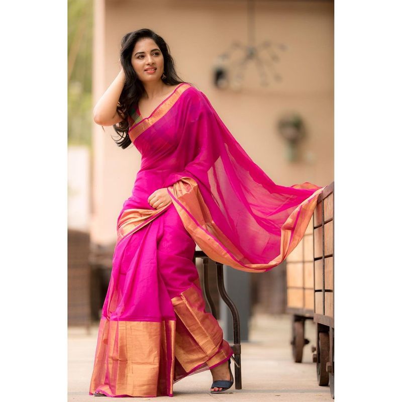 ஆரம்பத்தில் அதிகமாக கவர்ச்சி இன்றி போட்டோக்களை வெளியிட்டு வந்த சிருஷ்டி டாங்கே தற்போது கண் கூசும் அளவிற்கு காட்டி வருகிறார். ‘தாவணி போட்ட தீபாவளியாக’ மனதை வருடியவர் இப்படி மாறிவிட்டாரே என ரசிகர்கள் வருத்தில் இருந்தனர். 