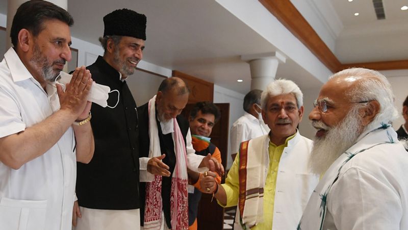 गुलाम बनी आजाद ने बताया कि यह मीटिंग एक अच्छे माहौल में हुई है। मीटिंग में सभी पार्टियों ने पीएम मोदी के सामने पांच मांगे रखी हैं।
1. जम्मू कश्मीर को जल्द मिले पूर्ण राज्य का दर्जा
2. लोकतंत्र बहाल करने के लिए चुनाव हों
3. कश्मीरी पंडितों का पुनर्वास हो
4. सभी राजनीतिक बंदियों को रिहा किया जाए
5. भूमि, रोजगार की गारंटी शामिल की जाए
