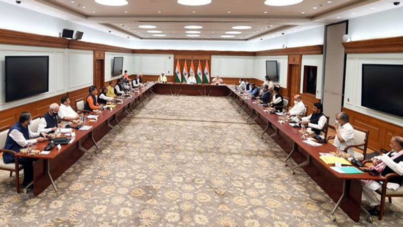 पीएम मोदी ने बैठक में कहा- राजनीतिक मतभेद होंगे लेकिन सभी को राष्ट्रहित में काम करना चाहिए ताकि जम्मू-कश्मीर के लोगों को फायदा हो। उन्होंने जोर देकर कहा कि जम्मू-कश्मीर में सभी के लिए सुरक्षा और सुरक्षा का माहौल सुनिश्चित करने की जरूरत है। पीएम ने कहा कि वह 'दिल्ली की दूरी' और 'दिल की दूरी' को हटाना चाहते हैं। 