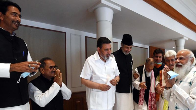 मीटिंग के बाद जम्मू-कश्मीर की अपनी पार्टी के लीडर अल्ताफ बुखारी ने कहा- आज अच्छे माहौल मीटिंग हुई। प्रधानमंत्री ने सभी नेताओं के मुद्दे सुने। पीएम ने कहा कि परिसीमन प्रक्रिया खत्म होने पर चुनाव प्रक्रिया शुरू होगी।