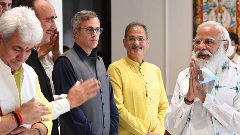 नेशनल कॉन्फ्रेंस के नेता उमर अब्दुल्ला ने कहा कि हम आर्टिकल-370 पर अपनी लड़ाई अदालत में लड़ेंगे। हमने प्रधानमंत्री से भी कहा कि जम्मू-कश्मीर और केंद्र के बीच विश्वास को दोबारा कायम करना आपकी जिम्मेदारी है। जम्मू-कश्मीर को यूनियन टेरेटरी का दर्जा दिया गया है, कश्मीरी इसे पसंद नहीं करते हैं। उमर ने कहा कि प्रधानमंत्री दिल की दूरी कम करना चाहते हैं, लेकिन एक मुलाकात से न दिल की दूरी कम होती है। 
