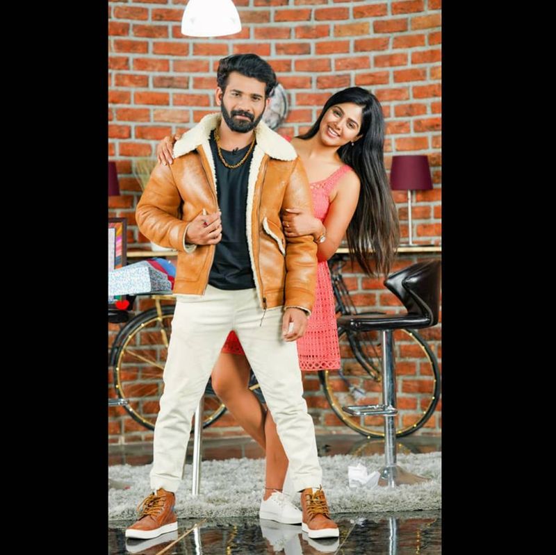 ఈ సీజన్లో అఖిల్, మోనాల్ ప్రేమ వ్యవహారమే షో హైలెట్. దీని కారణంగానే మోనాల్ కి ప్రేక్షకుల ఆదరణ లేకున్నా, హౌస్ నుండి ఎలిమినేట్ చేయకుండా కొనసాగించారన్న విమర్శలు కూడా వినిపించాయి.