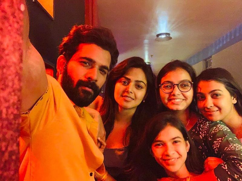 కెరీర్ కోసం హైదరాబాద్ లో మోనాల్ సెటిల్ కావడంతో వీలుదొరికినప్పుడల్లా కలవడం, విందులు, వినోదాలలో పాల్గొంటున్నారు ఈ జంట. ఇక మీ మధ్య ఉన్నది ఏమిటని ఓ ఇంటర్వ్యూలో అడుగగా.. నాట్ జస్ట్ ఫ్రెండ్స్.. అలా అని ప్రేమికులం కూడా కాదని కన్ఫ్యూజ్ చేశారు.