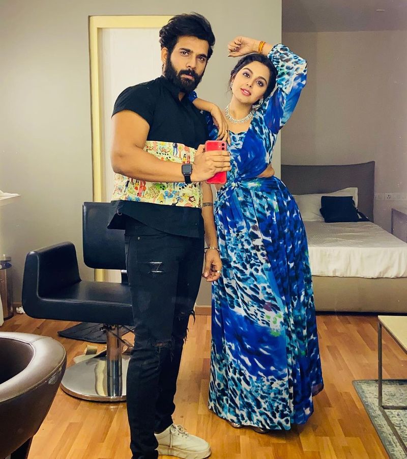 ఈ తరుణంలో అఖిల్ సోషల్ మీడియాకు దూరం కావడం, గడ్డు పరిస్థితుల నుండి పాఠాలు నేర్చుకున్నానని పోస్ట్ పెట్టడం బ్రేకప్ అనుమానాలకు దారితీసింది. మోనాల్ తో అఖిల్ విడిపోవడం వలనే ఆయన ఇలాంటి పోస్ట్ పెట్టారని అనుమానాలు వ్యక్తం అవుతున్నాయి.