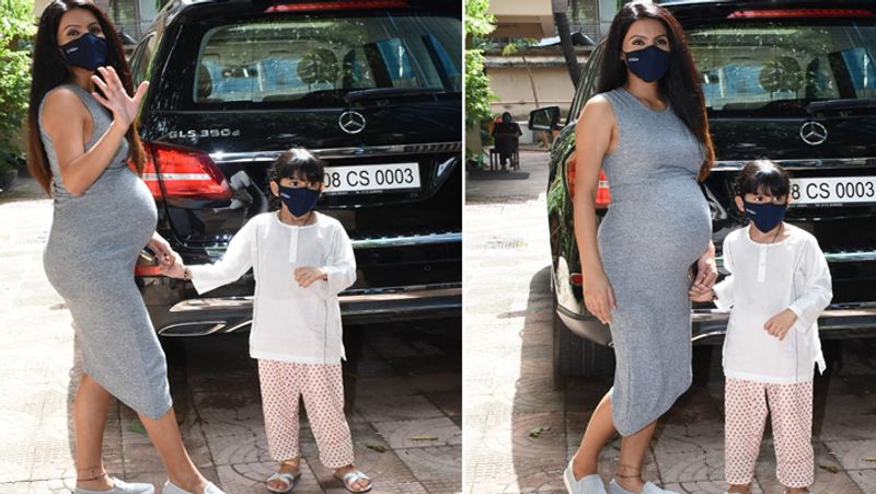 ग्रे कलर की टाइट ड्रेस पहने दिखें गीता
बॉलीवुड एक्ट्रेस गीता बसरा इन दिनों अपना प्रेग्नेंसी पीरियड एंजॉय कर रही हैं। हाल ही में मुंबई के एक क्लीनिक पर वो अपना रूटीन चेकअप करवाने पहुंची। जिसमें वो टाइट सी ग्रे कलर की स्लीवलैस ड्रेस पहने अपना बेबी बंप फ्लॉन्ट कर रही हैं। साथ ही उन्होंने कंफर्टेबल ग्रे कलर की शूज पहने हुए हैं। कोरोना महामारी को देखते हुए उन्होंने अपने फेस को मास्क से कवर किया हुआ है। गीता के साथ उनकी बेटी है हिनाया भी उनका हाथ थामें नजर आ रही हैं।