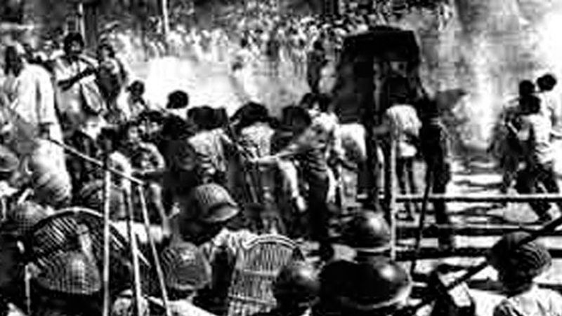 ఇది 1975 - 1977 వరకు 21 నెలల పాటు ఎమర్జెన్సీ కొనసాగింది. దీన్ని ప్రధాని ఇందిరా గాంధీ ప్రకటించారు. కాగా, రాష్ట్రపతి ఫక్రుద్దీన్ అలీ అహ్మద్ అధికారికంగా జారీ చేశారు. అత్యవసర పరిస్థితి జూన్ 25, 1975 నుండి, మార్చి 21, 1977 న విత్ డ్రా చేసేవరకు అమలులో ఉంది అన్నారు. 
