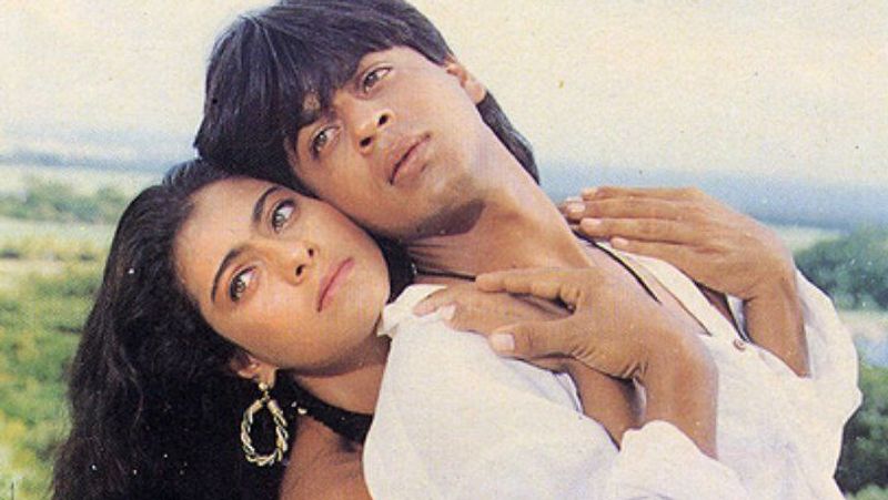 काजोल ने इंटरव्यू में फिल्म बाजीगर को लेकर कई सारी बातें शेयर की थी। इस दौरान उन्होंने शाहरुख के साथ अपनी पहली मुलकात का भी जिक्र किया। काजोल ने बताया था- नए साल के जश्न के बाद फिल्म की शूटिंग 1 जनवरी को रखी दी गई थी। जब मैं सेट पर पहुंची तो सभी ने काला चश्मा लगा रखा था। शाहरुख भी वहां मौजूद थे।
