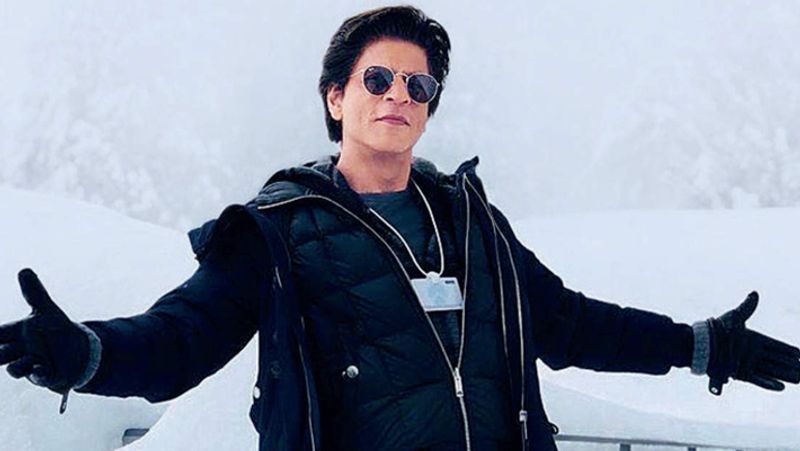 बता दें कि शाहरुख आखिरी बार दिसंबर, 2018 में आई फिल्म 'जीरो' में नजर आए थे। हालांकि, उनकी ये फिल्म कोई खास कमाल नहीं दिखा सकी थी। जीरो के फ्लॉप होने के बाद अब शाहरुख फिल्म 'पठान' से कमबैक करने जा रहे हैं। सिद्धार्थ आनंद के डायरेक्शन में बन रही यह फिल्म काफी बड़े बजट पर तैयार हो रही है। कहा जा रहा है कि इस फिल्म के लिए शाहरुख ने अब तक की सबसे तगड़ी फीस चार्ज की है। एक न्यूज पोर्टल ने दावा किया है कि शाहरुख ने इस फिल्म के लिए 100 करोड़ रुपए फीस ली है।