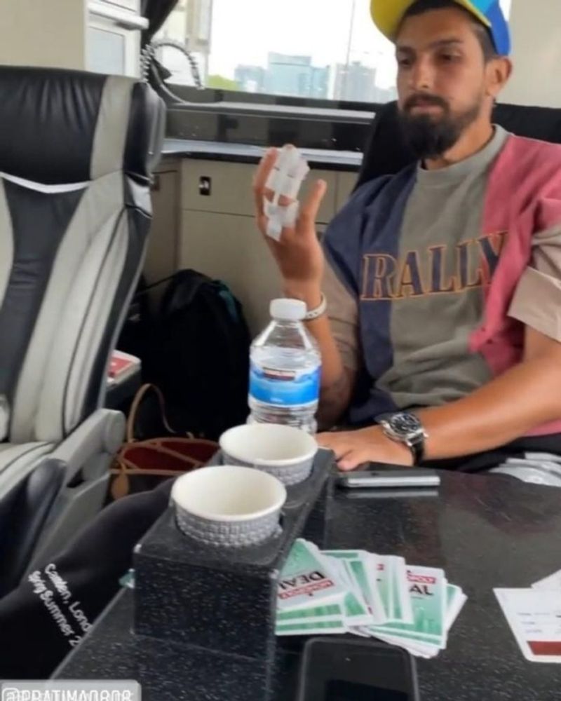 బీసీసీఐ సీనియర్ కంటెంట్ ప్రొడ్యూసర్ రజల్ అరోరా, లండన్ ట్రైన్లో తన గాయపడిన చేతితో విచారంగా కూర్చున్న ఇషాంత్ శర్మ ఫోటోను షేర్ చేసింది.