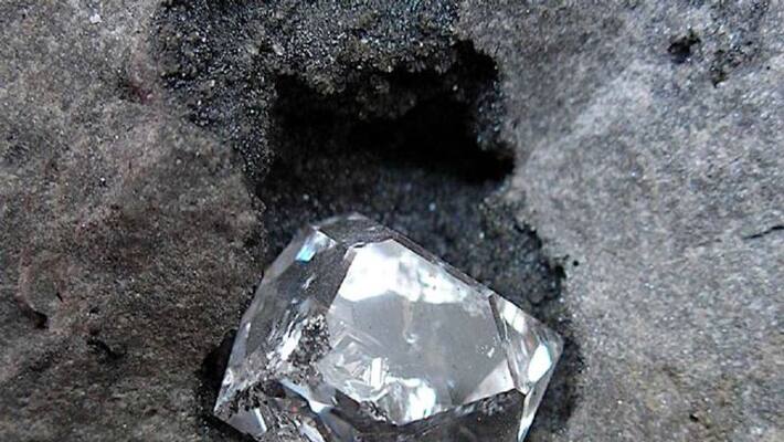female laborer found diamond at farm in kurnool - bsb female laborer found diamond at farm in kurnool - bsb
