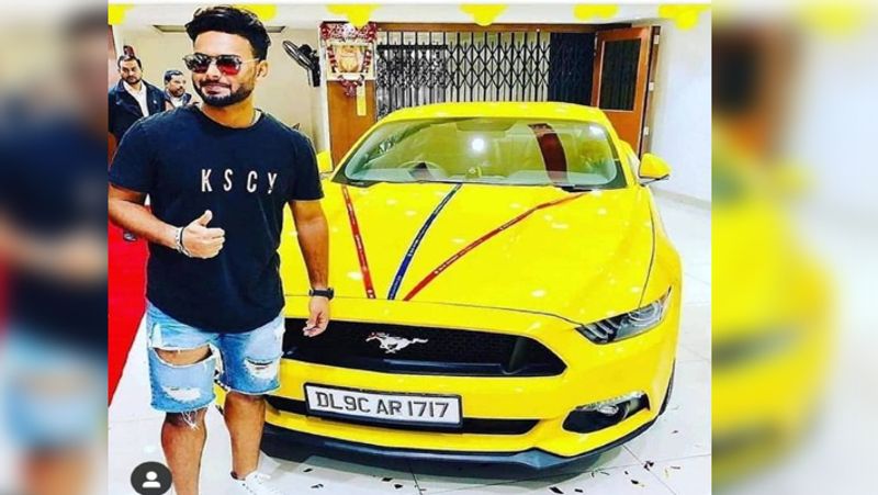 ऋषभ पंत (Ford Mustang GT)
भारतीय टीम के युवा विकेटकीपर और बल्लेबाज ऋषभ पंत सिर्फ अपने खेल के लिए ही नहीं, बल्कि अपनी लैविश लाइफस्टाइल को लेकर भी चर्चा में रहते हैं। इसमें उनका कार लव किसी से नहीं छुपा है। इस खिलाड़ी के पास स्पोर्टी लुक वाली पीले रंग की फोर्ड मस्टैंग जीटी कार है। वह अक्सर दिल्ली में इस कार को लेकर निकलते हैं। इसके अलावा उनके पास एक शानदार Mercedes-Benz GLC SUV भी है।