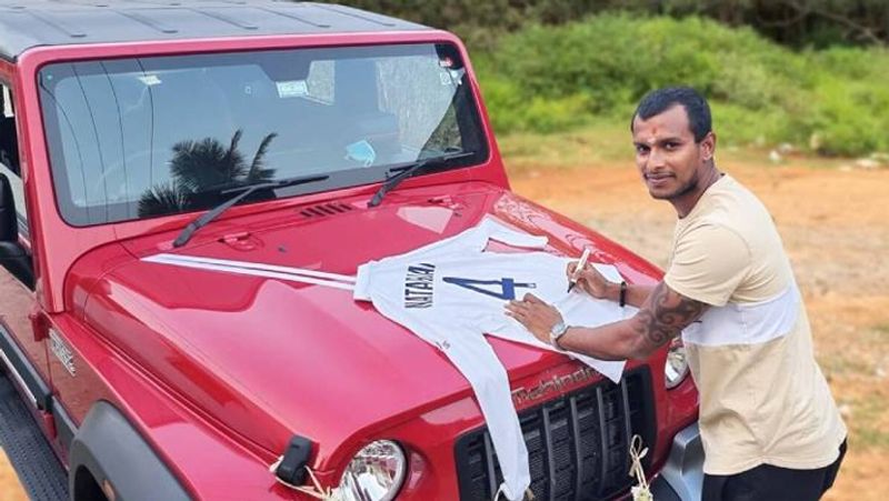 टी नटराजन (Mahindra Thar)
भारतीय टीम के युवा गेंदबाज टी नटराजन, जिन्होंने इस साल की शुरुआत में ऑस्ट्रेलिया में डेब्यू किया था। उन्हें आनंद महिंद्रा का ओर से उनकी मोस्ट स्टाइलिश और पावरफुल कार थार गिफ्ट की गई है। 