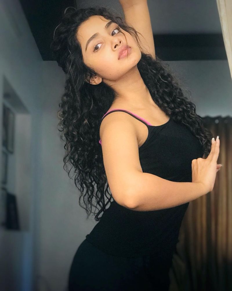 heorin anupama parameswaran bold attempt shares her bed room photos ksr