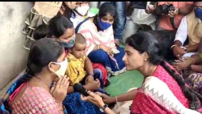 YS Sharmila Serious on CM KCR in Karimnagar Tour akp YS Sharmila Serious on CM KCR in Karimnagar Tour akp